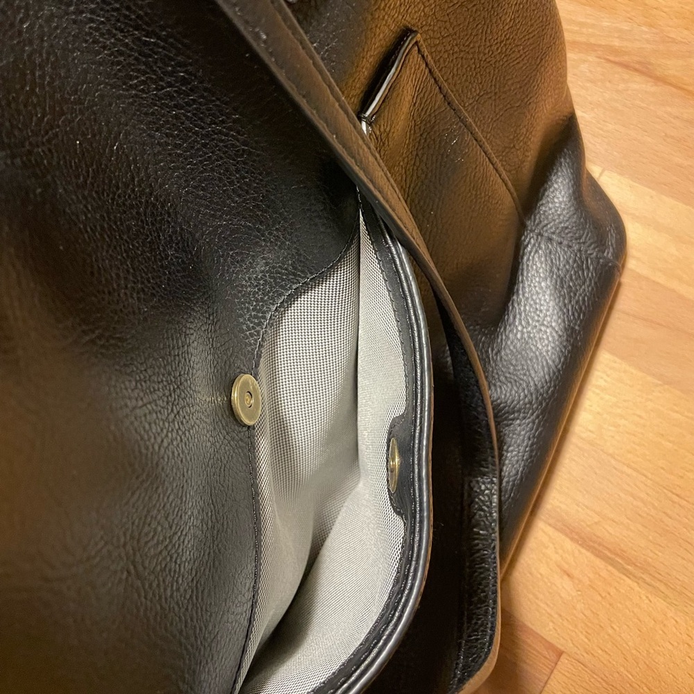 Fossil Black Shoulder Bag with Timeless Design - Picture 9 of 13